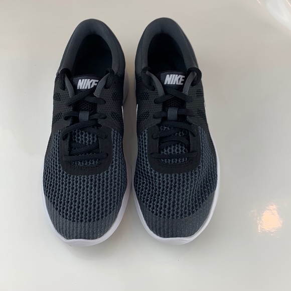 NWT! Nike  Revolution 4 (WIDE) GS 6 Youth - Picture 4 of 11